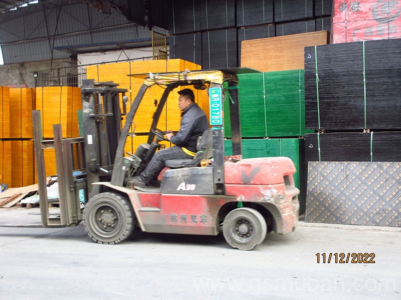 **發(fā)30車建筑模板，怪獸木業(yè)勁爆的**